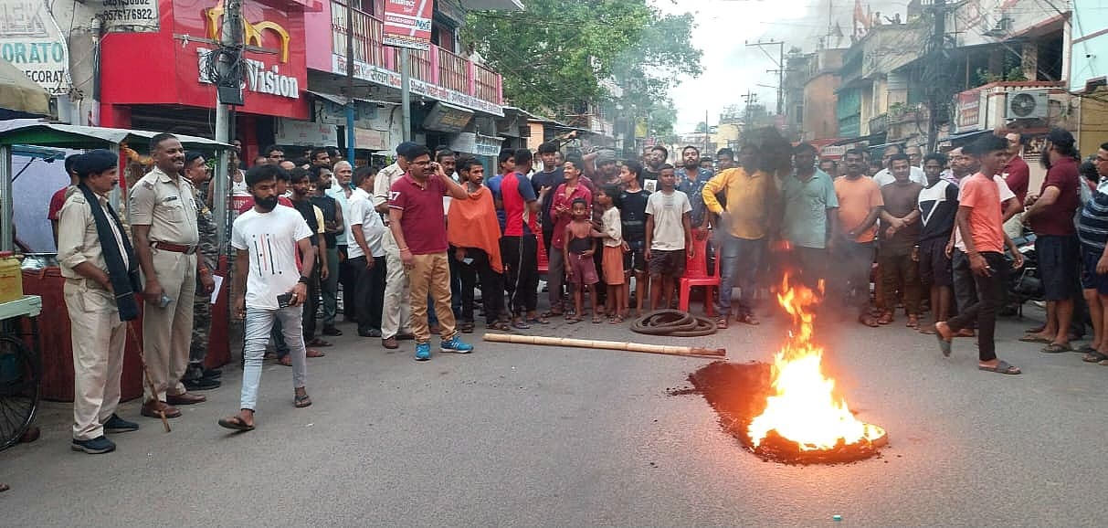 ट्रांसफाॅर्मर जलने से विद्युतापूर्ति बाधित, विरोध में सड़क जाम