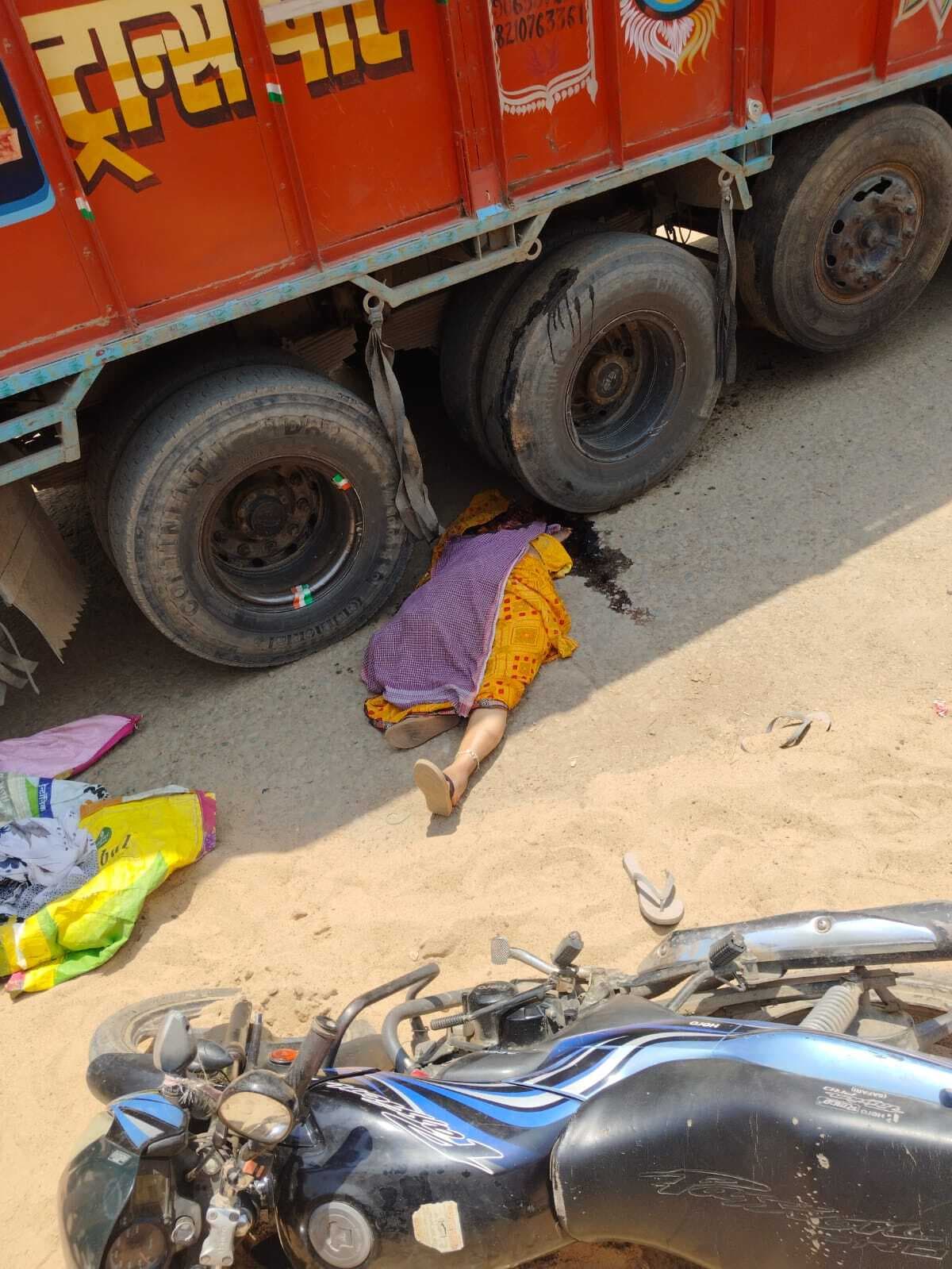 तेज रफ्तार ट्रक ने बाइक सवार दंपती को कुचला, पत्नी की मौत