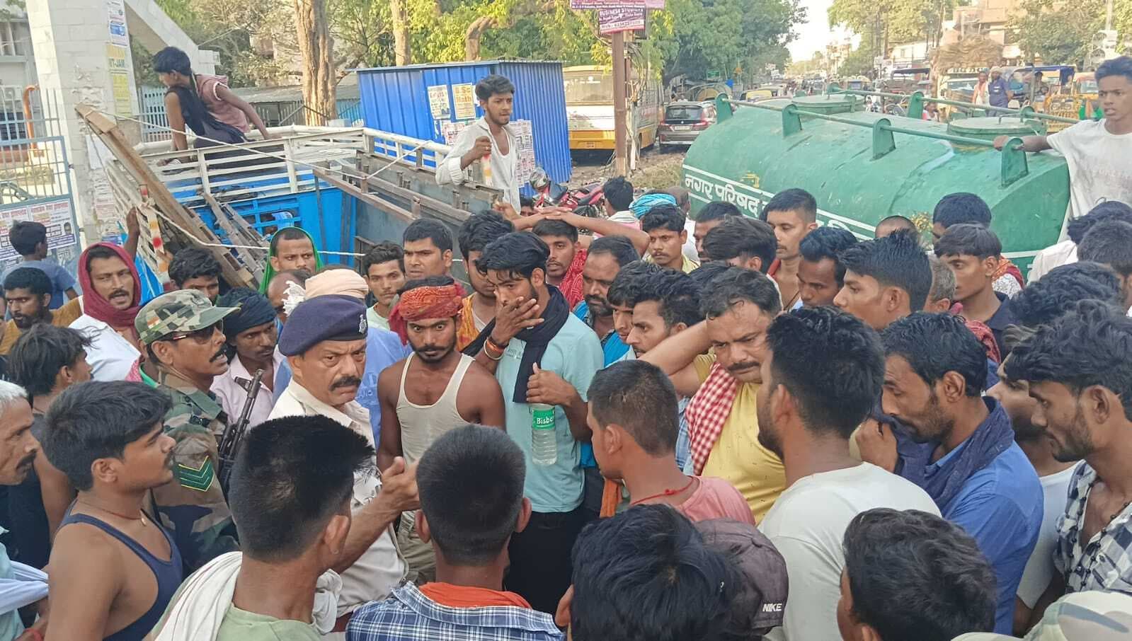 खाने के पैसे के लिए वाहन चालकों का हंगामा