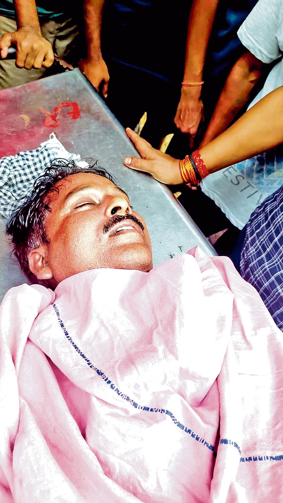 झाड़ियों की सफाई करते वक्त करंट लगने से दो लोगों की मौत