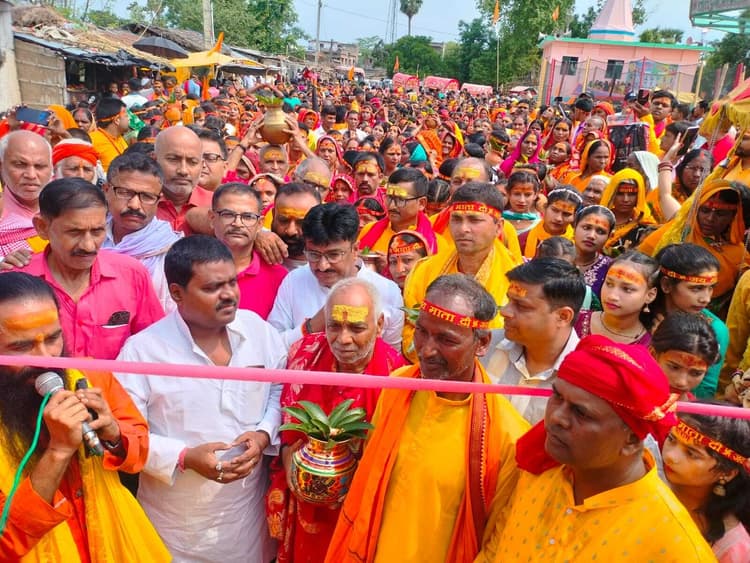 महायज्ञ को लेकर निकाली गयी भव्य कलशयात्रा