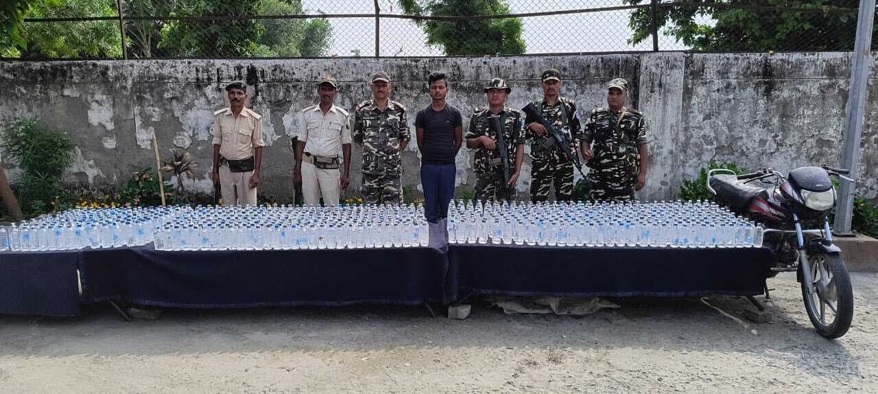 725 बोतल नेपाली शराब के साथ तस्कर गिरफ्तार, बाइक जब्त