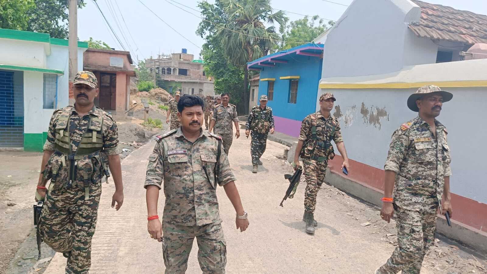 लोकसभा चुनाव संपन्न कराने को लेकर पुलिस ने निकाला फ्लैग मार्च