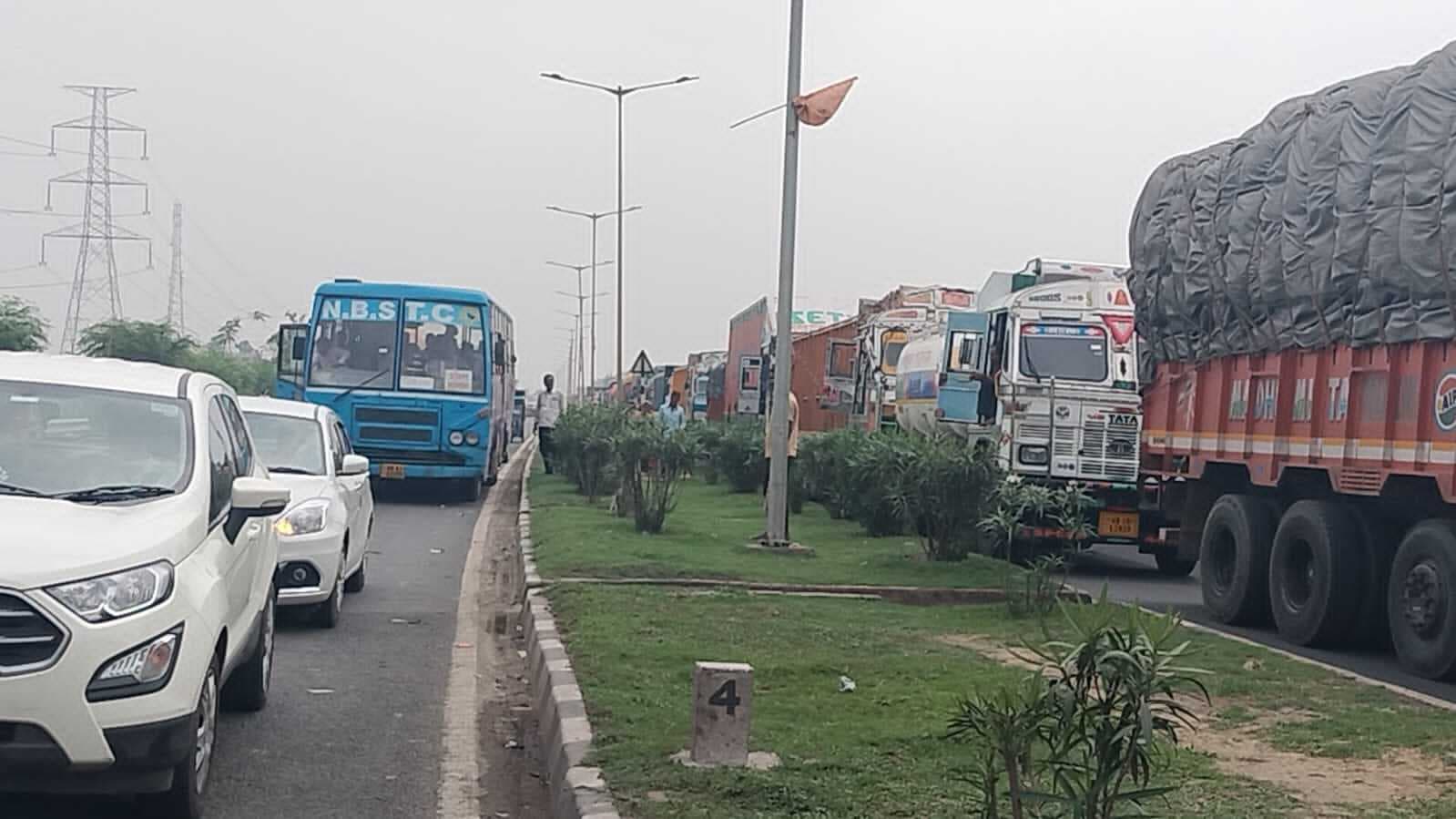 सुबह हो या शाम फरक्का बैरेज में रोज लगता हैं जाम, उत्तरबंग से दक्षिणबंग की ओर यातायात पर बुरा असर