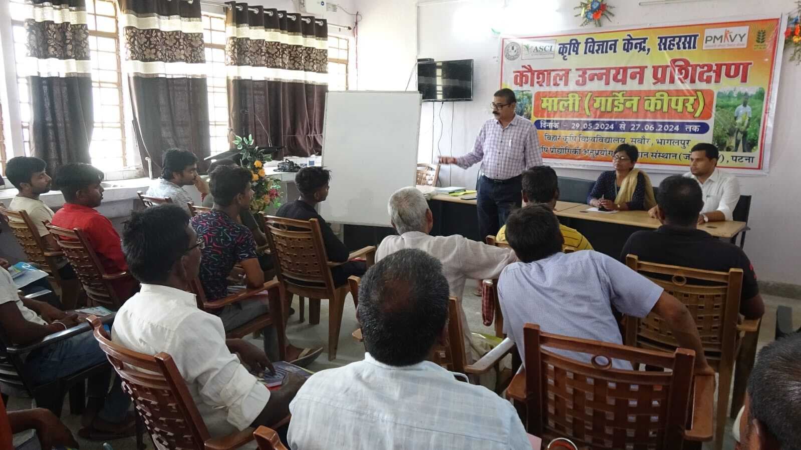 कृषि विज्ञान केंद्र में माली का तीस दिवसीय प्रशिक्षण शुरू