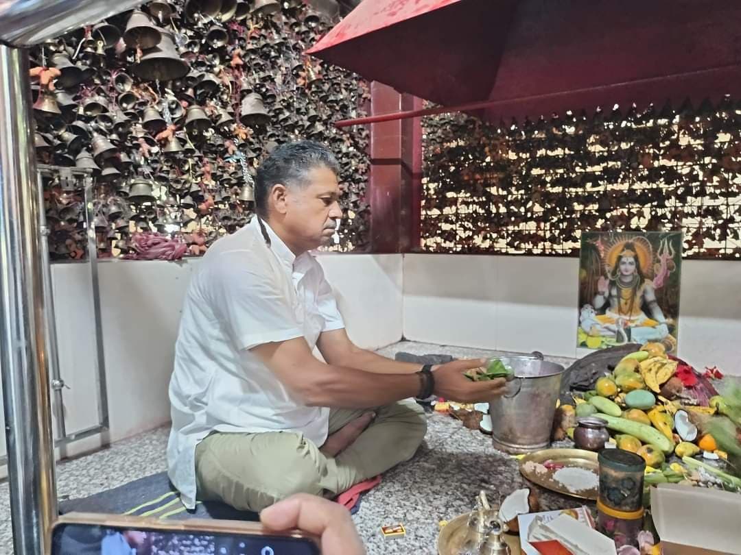 पानागढ़ कैंट के क्षेत्रपाल बाबा मंदिर में कीर्ति आजाद ने किया दर्शन-पूजन