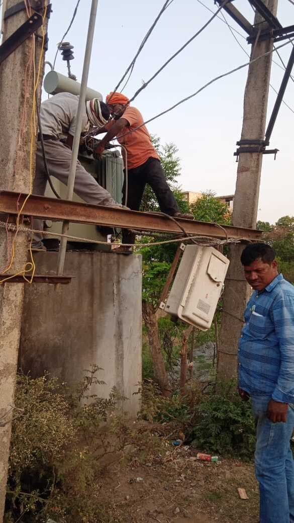 गर्मी से लगातार जल रहे केबल, बिजली-पानी के लिए लोग परेशान