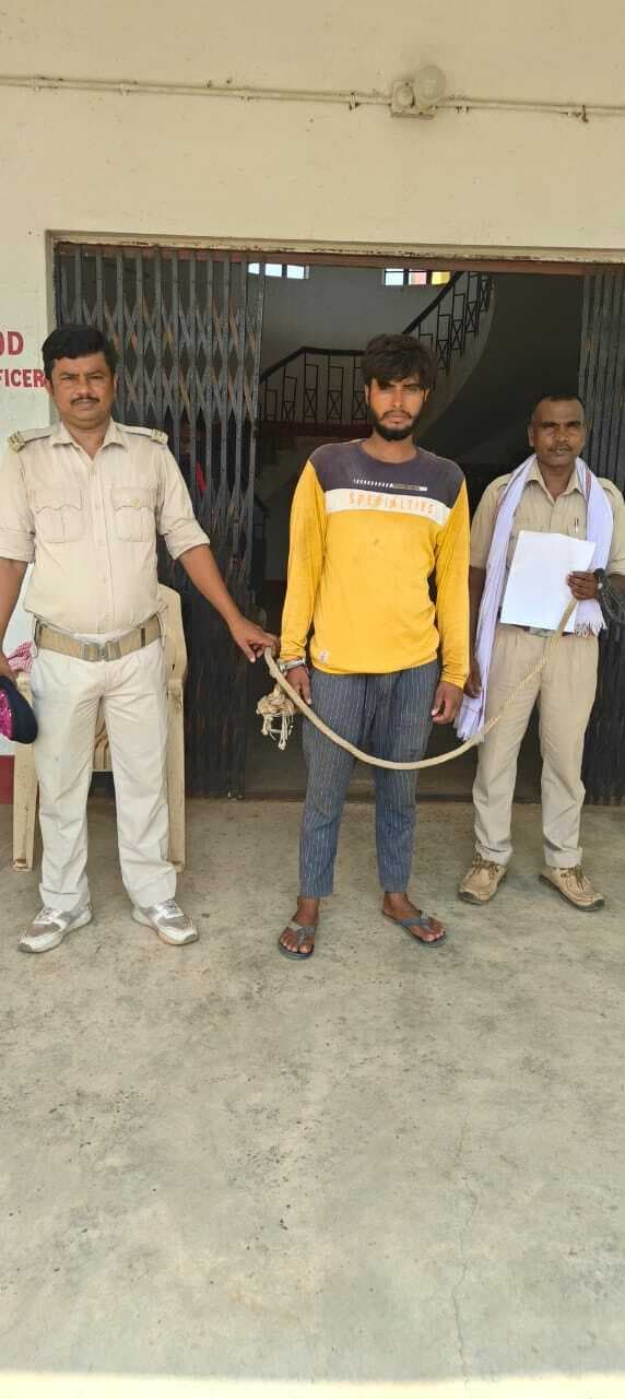 आर्म्स एक्ट का आरोपी घर से गिरफ्तार