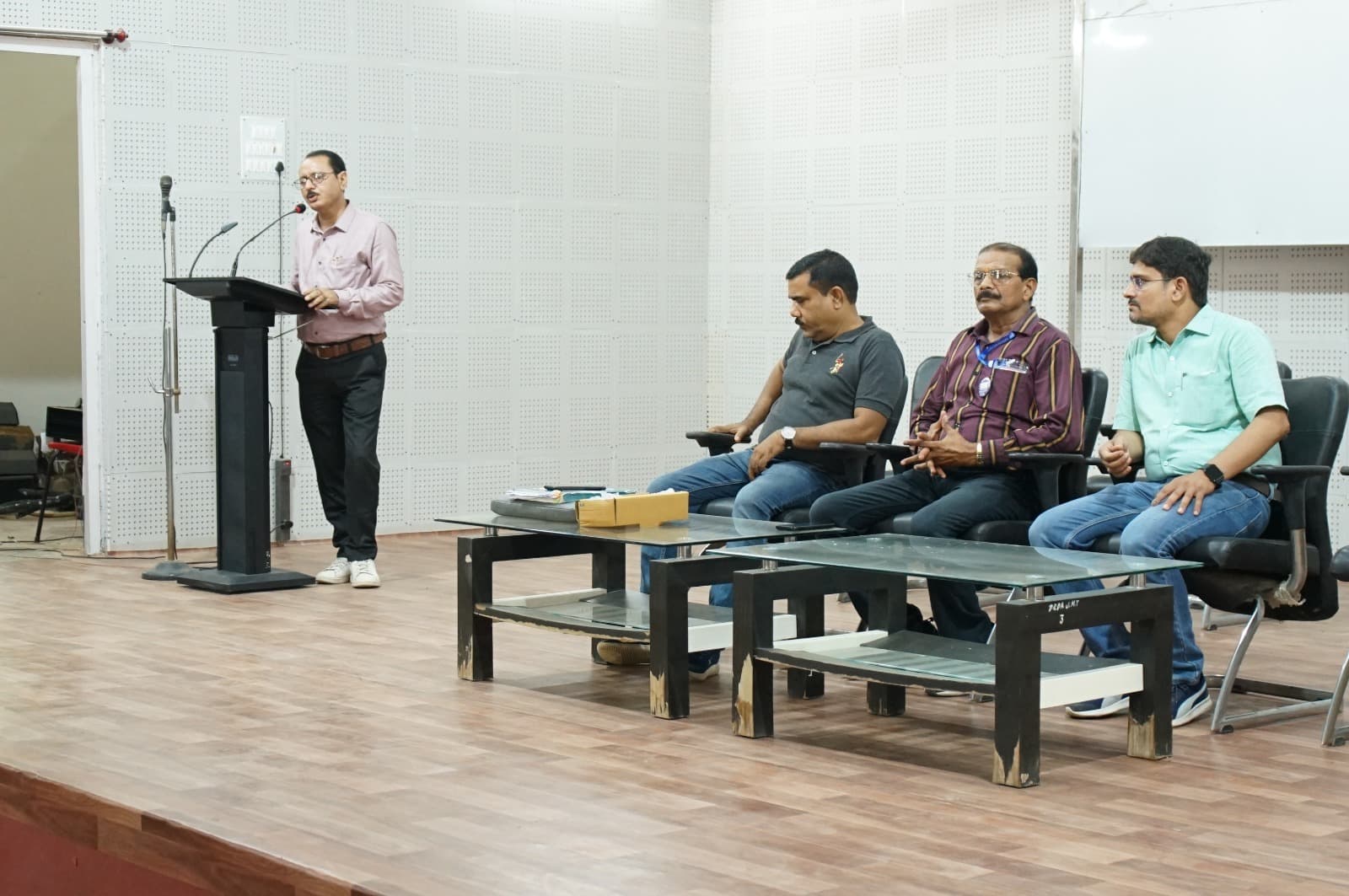 पोलिंग पार्टी डिस्पैच करने वाले कर्मियों  को दिया गया प्रशिक्षण