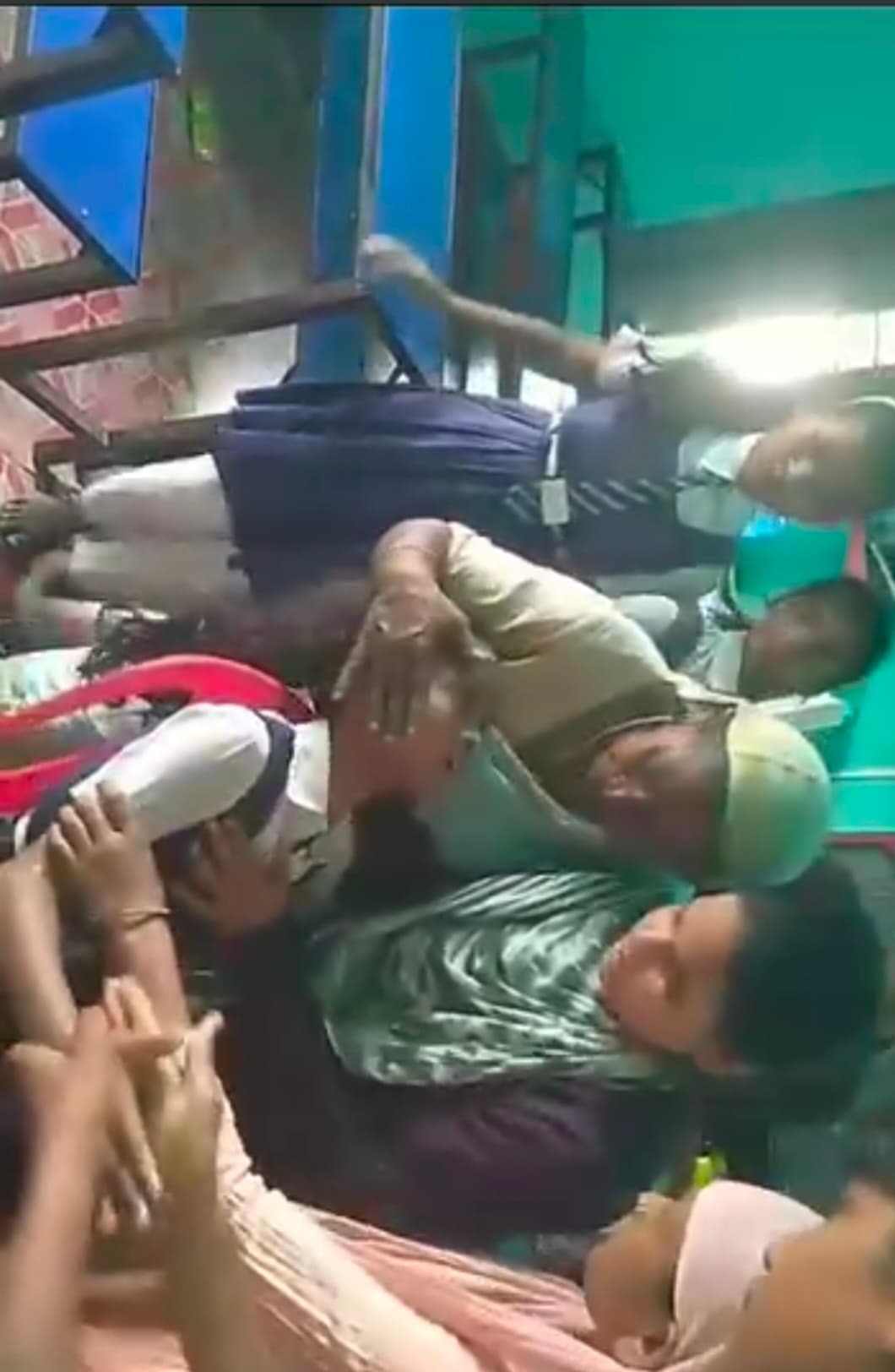 गर्मी की मार से मवि पटेसरी की एक छात्रा हुई बेहोश, अफरा-तफरी