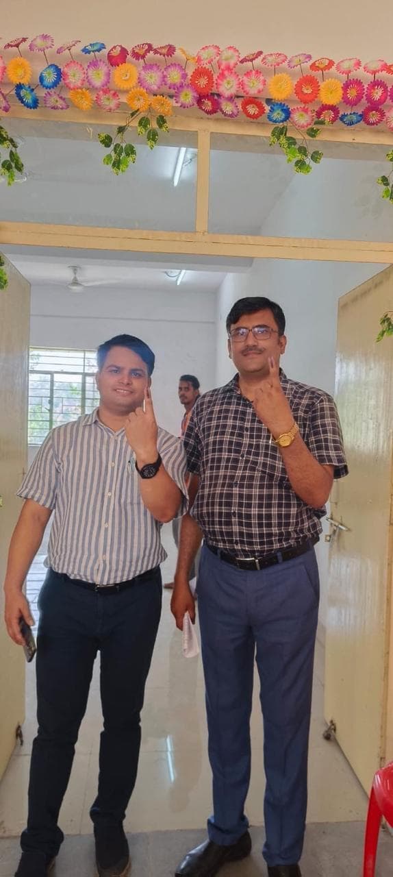 बीडीओ-सीओ ने पोस्टल बैलेट से किया मतदान