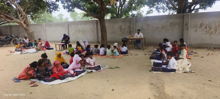 एक तरफ हम चांद पर पहुंचने का कर रहे दावा तो दूसरी ओर पेड़ के नीचे पढ़ने को विवश नौनिहाल