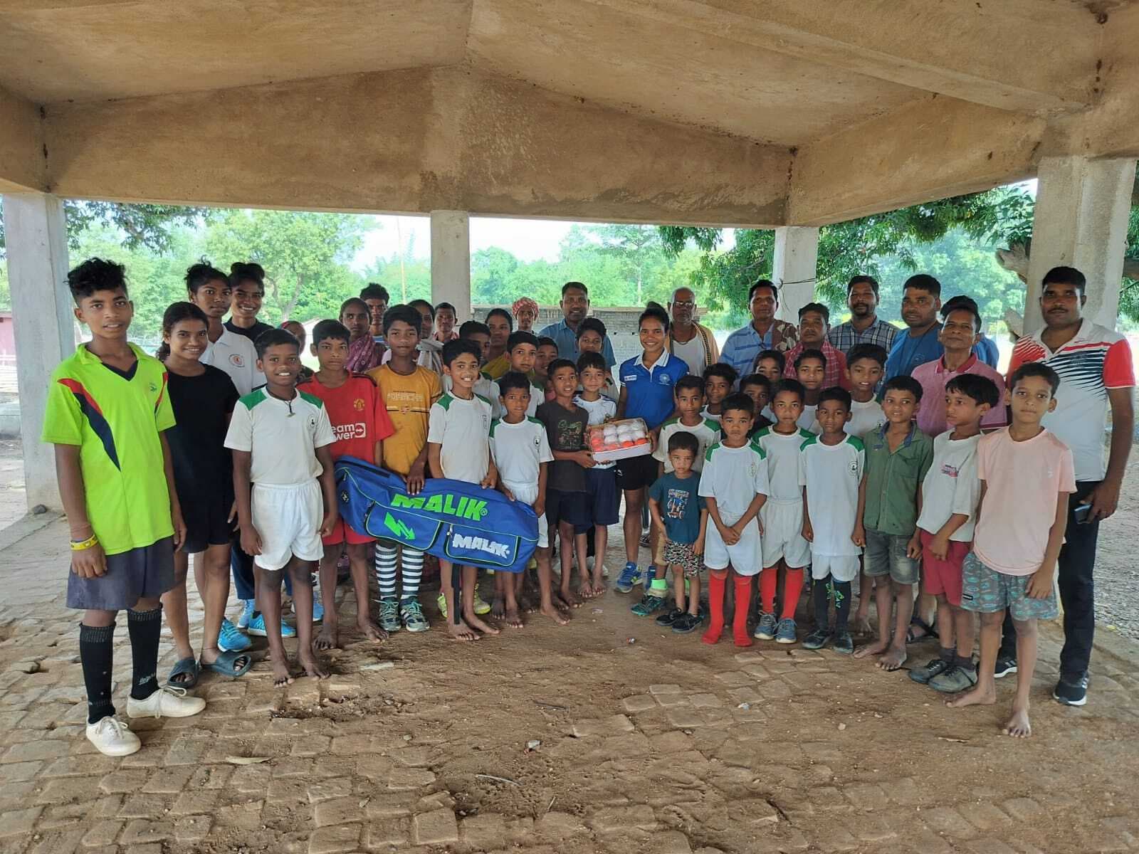 नौकरी मिलने के बाद पहली बार घर लौटी रोपनी ने गांववालों के बीच धोती-साड़ी बांटी