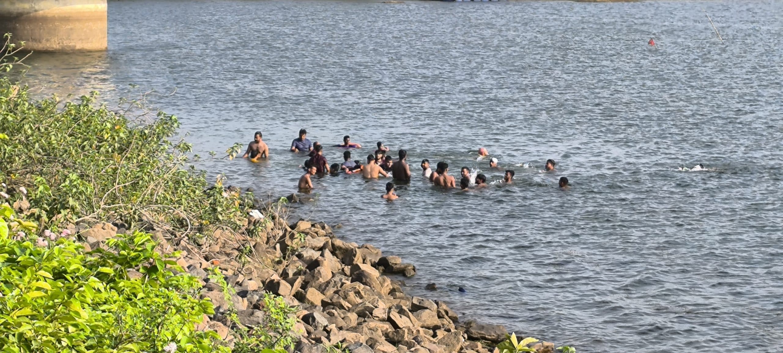 झुलस रहा है बदन, सूख रहा है कंठ