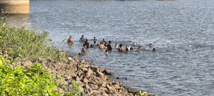 झुलस रहा है बदन, सूख रहा है कंठ