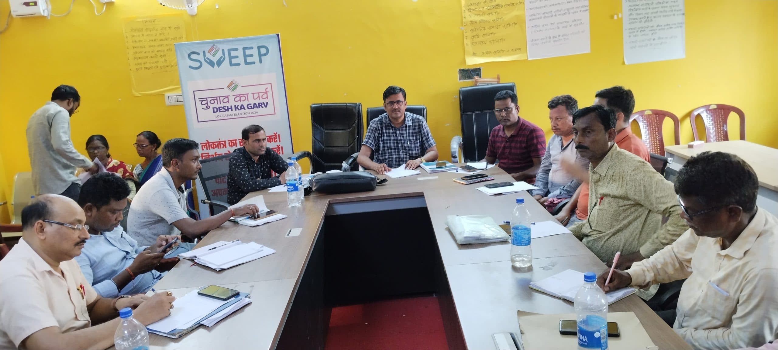 बीडीओ ने मतदान केंद्रों पर उपलब्ध सुविधाओं की समीक्षा