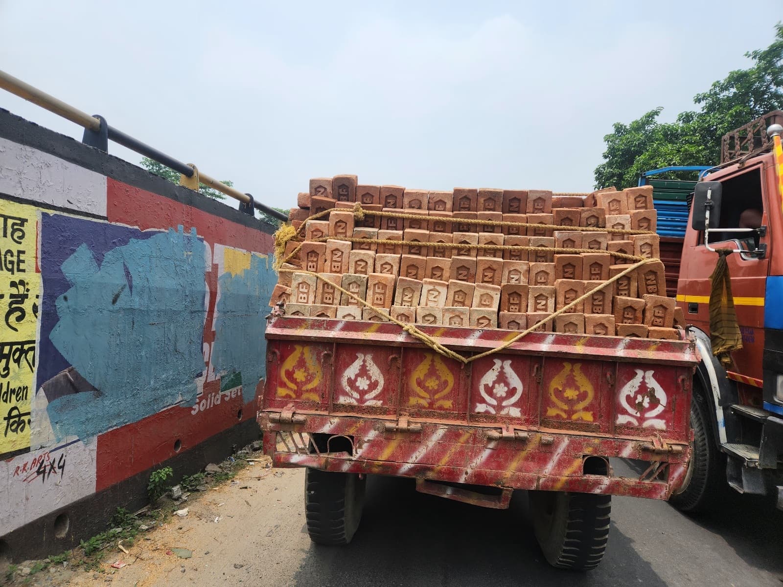 सड़क पर मौत को दावत दे रही ट्रैक्टर की ओवरलोडिंग ट्रालियां, डीएम के आदेश का नहीं हो रहा अनुपालन