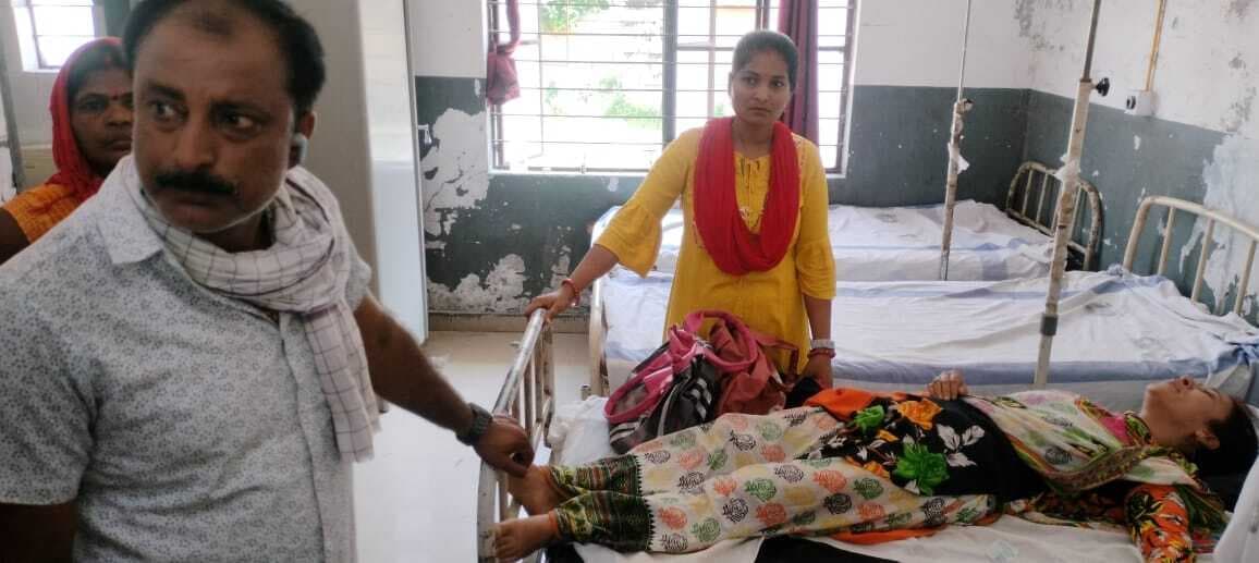 भीषण गर्मी के चलते स्कूल में पढ़ते समय शिक्षिका गिरी कुर्सी से, हुई बेहोश