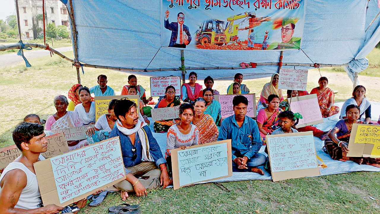 डीवीसी प्रबंधन के खिलाफ बस्तीवासियों का धरना