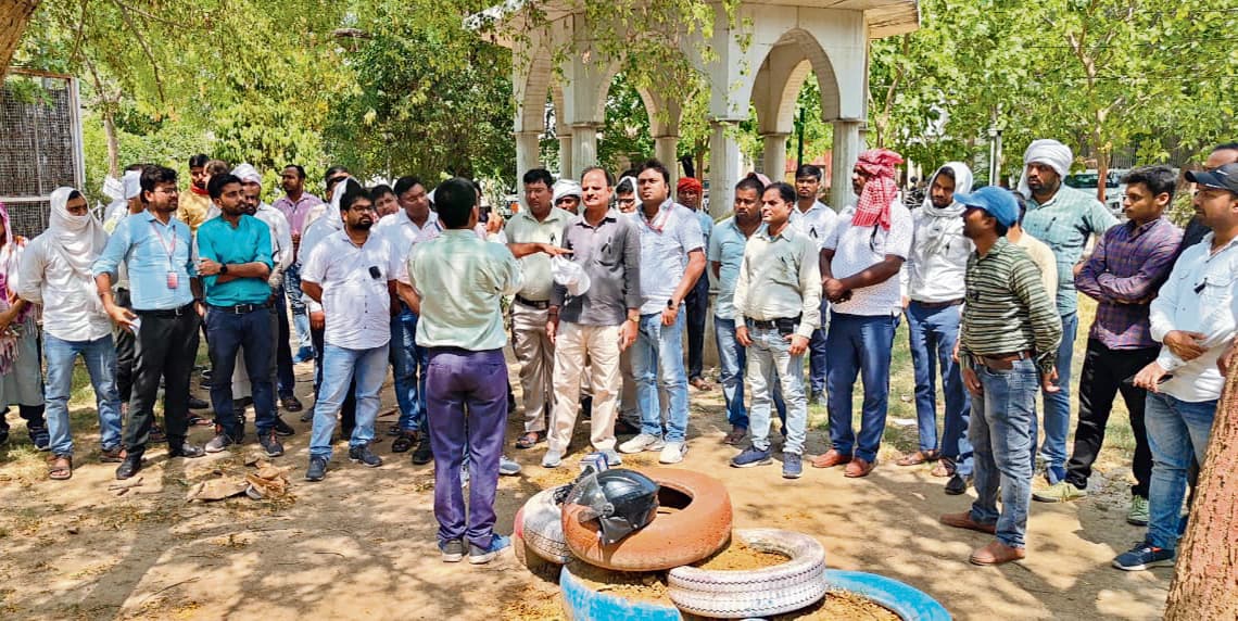 समाहरणालय परिसर में जताया विरोध, काला बिल्ला बांध किया कार्य