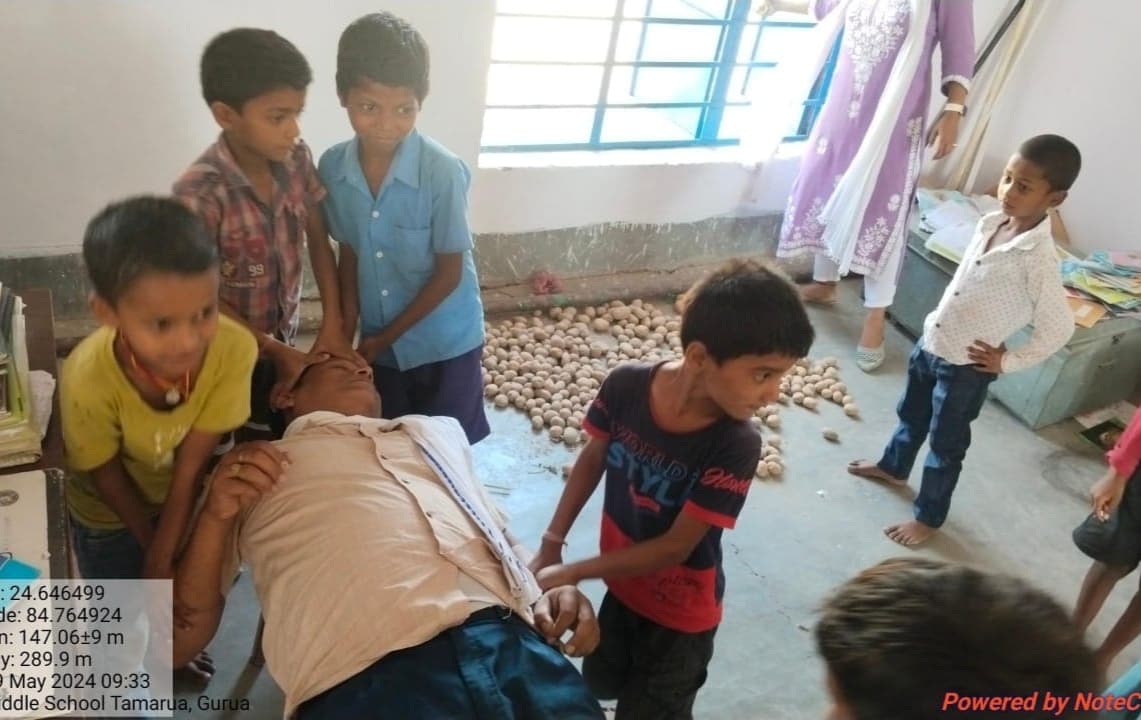 विद्यालय परिसर में ही गिरे प्रधानाध्यापक, छात्रा भी हुई बेसुध