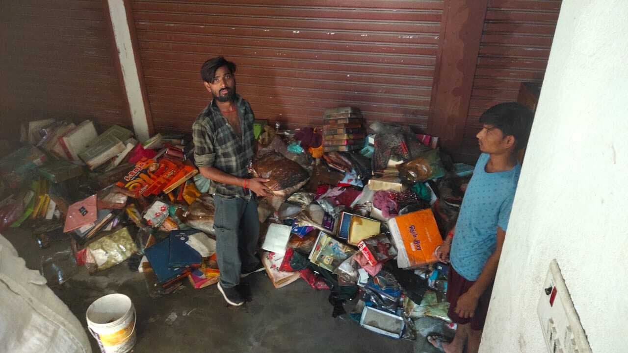 वजीरगंज में रेडिमेड दुकान में लगी आग, 25 लाख रुपये का नुकसान