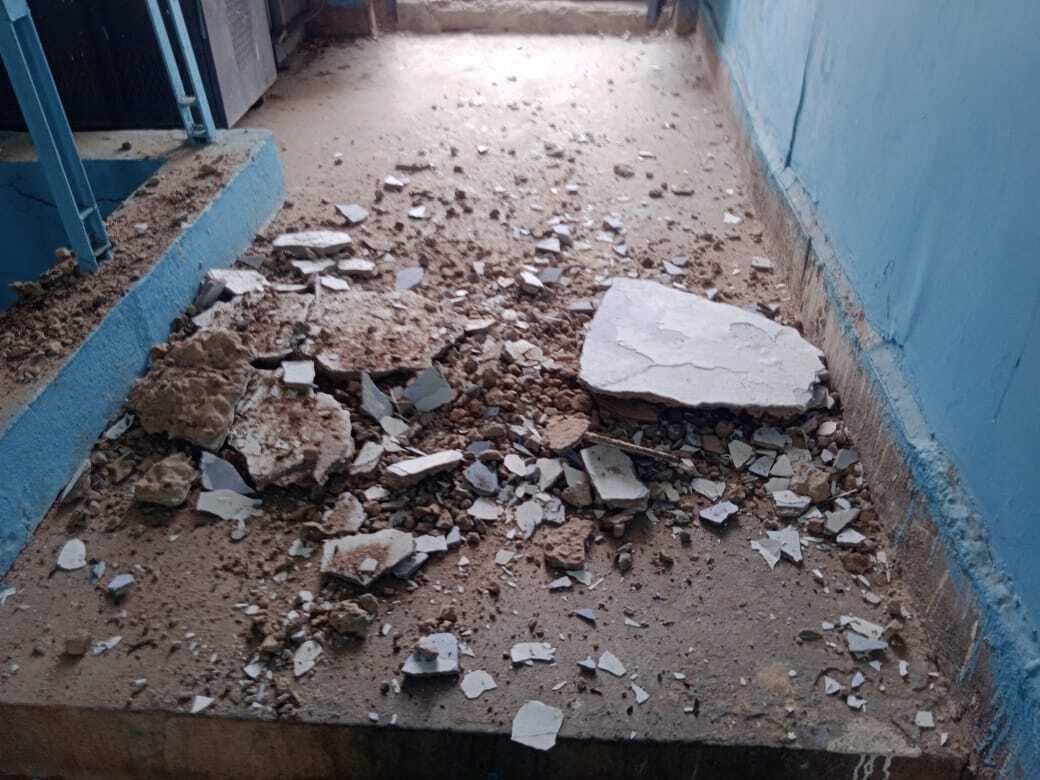 डुमरी रेफरल अस्पताल हुआ जर्जर, छत का प्लास्टर गिरने सहमे रहते हैं कर्मी