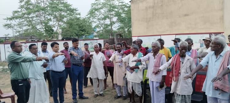 बुजुर्ग मतदाताओं को मतदान के लिए किया जागरूक