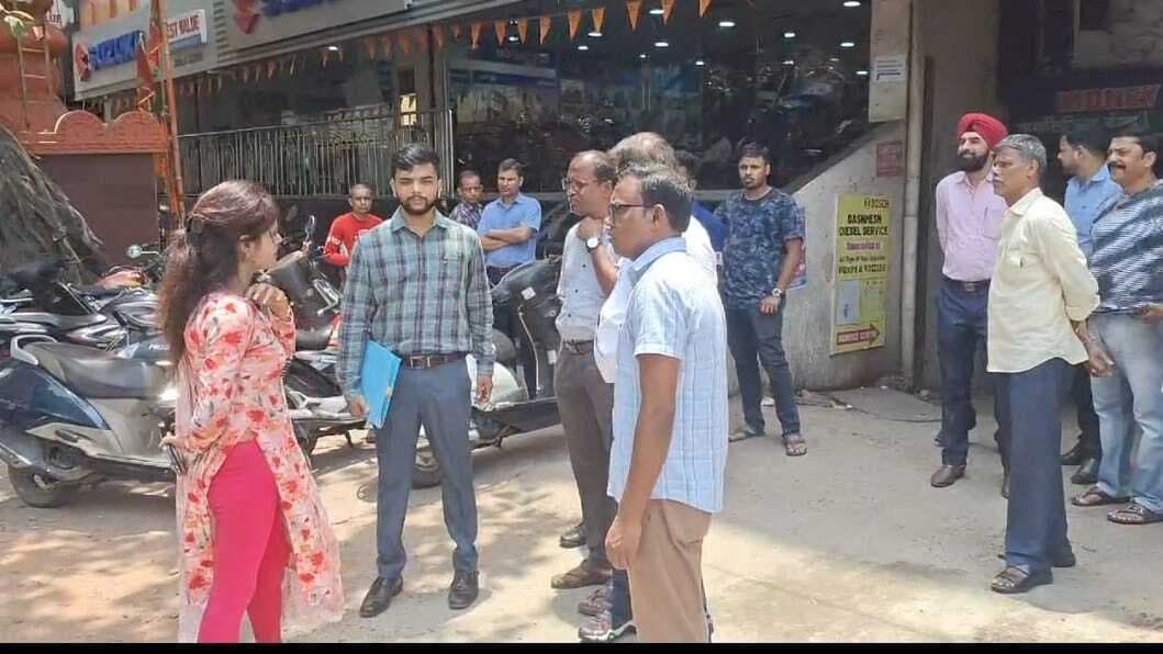 साकची में चला नक्शा विचलन के खिलाफ अभियान, बेसमेंट की दुकानें तोड़ी गयीं