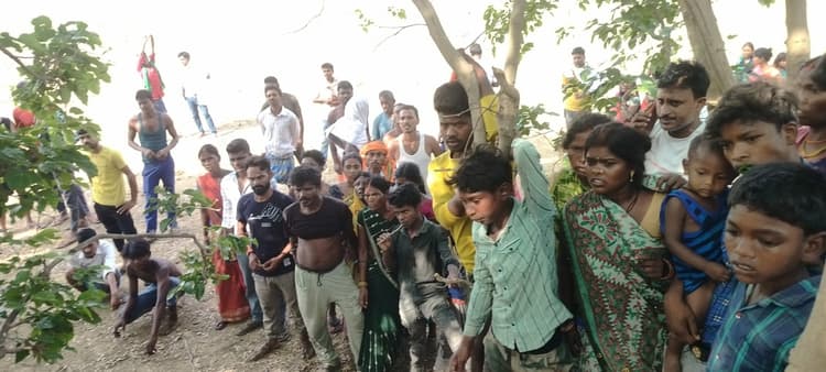 पतरकी आहर पर फंदे में झूलता मिला युवती का शव, हत्या की आशंका