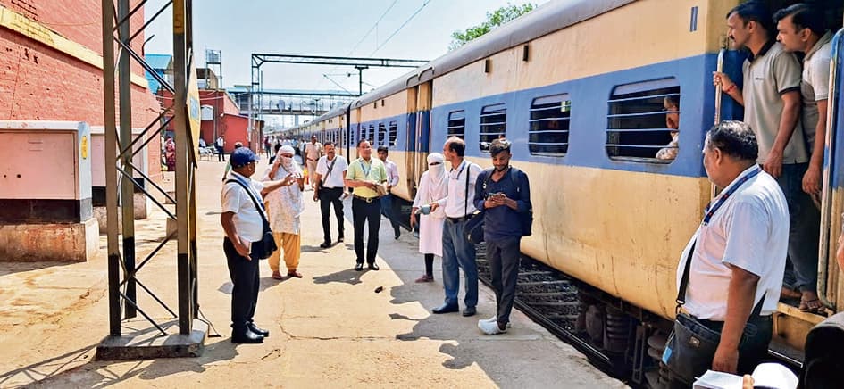 बिना टिकट यात्रा करने वालों से एक दिन में हुई रिकॉर्ड 1.54 करोड़ रुपये जुर्माना की वसूली