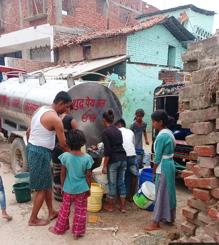 नगर परिषद क्षेत्र के दर्जनभर वार्डां में गहराया जलसंकट, टैंकर से पहुंचाया जा रहा पानी