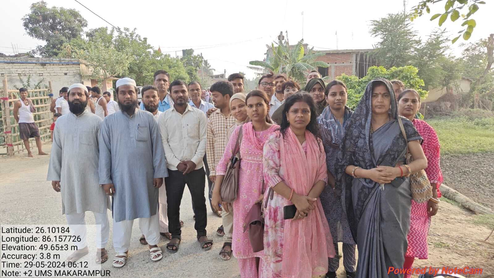 ग्रामीणों ने अपनी जमीन से जाने से रोका, सड़क पर शिक्षकों ने बनायी बच्चों की हाजिरी