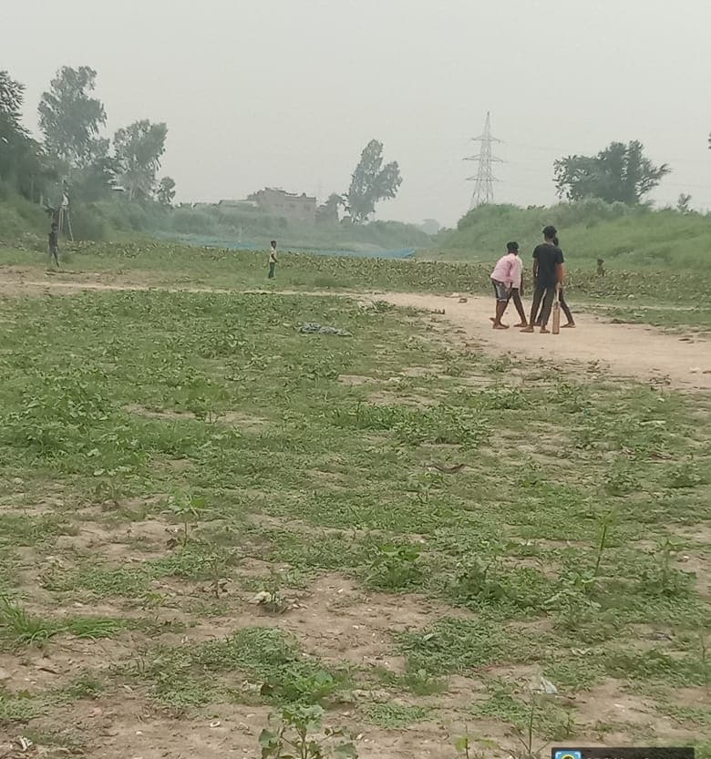 कल-कल बहने वाली सदा नीरा कमला नदी में बच्चे खेलते क्रिकेट