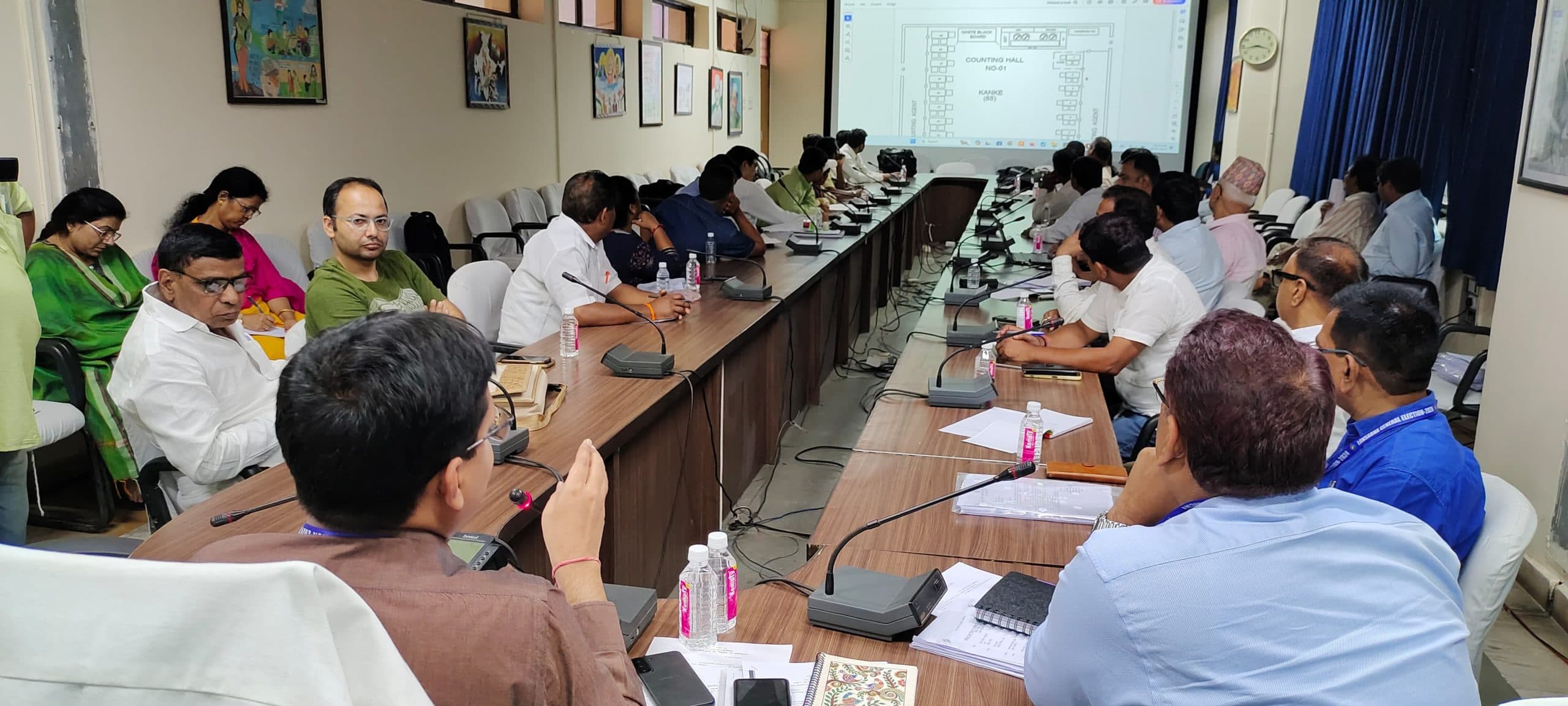 उम्मीदवारों के साथ निर्वाची पदाधिकारी ने की बैठक, काउंटिंग हॉल की मतगणना प्रक्रिया के बारे में बताया