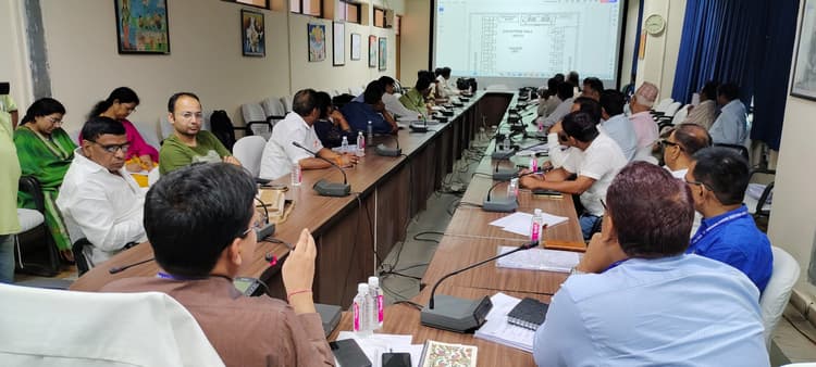 उम्मीदवारों के साथ निर्वाची पदाधिकारी ने की बैठक, काउंटिंग हॉल की मतगणना प्रक्रिया के बारे में बताया