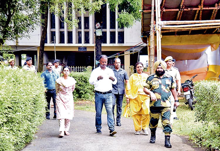 स्ट्रांग रूम की सुरक्षा हुई मजबूत, धारा 144 जारी