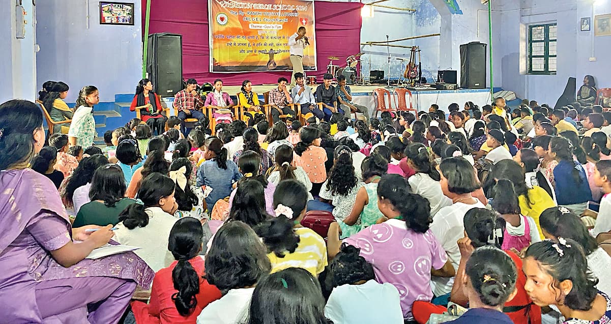 अवकाशकालीन बाइबल स्कूल में वचन लिखो और स्टोरी टेलिंग प्रतियोगिता