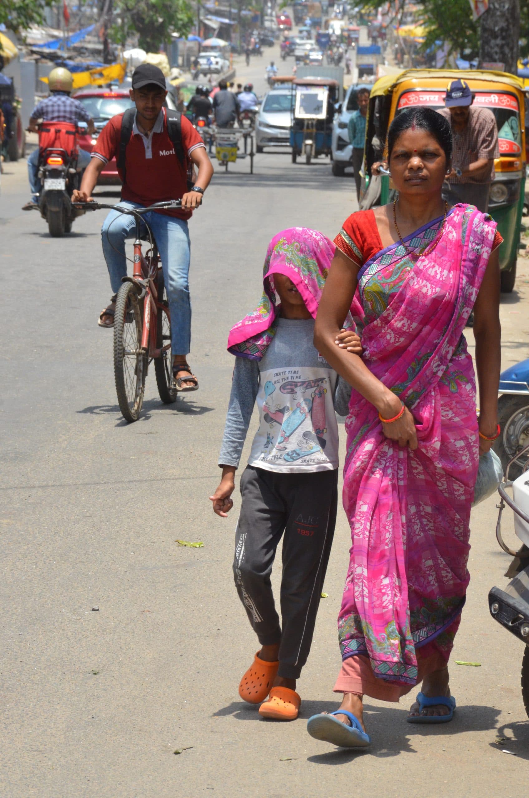 इस भीषण गर्मी में सतर्क रहें, बाहर निकलने से बचें