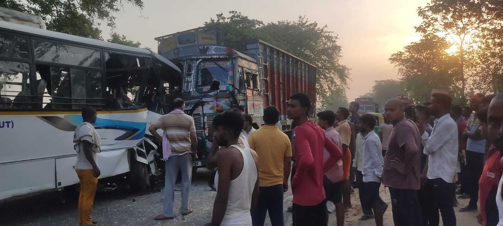 यात्रियों से भरी बस में ट्रक ने मारी ठोकर, चालक की मौत, 12 लोग घायल