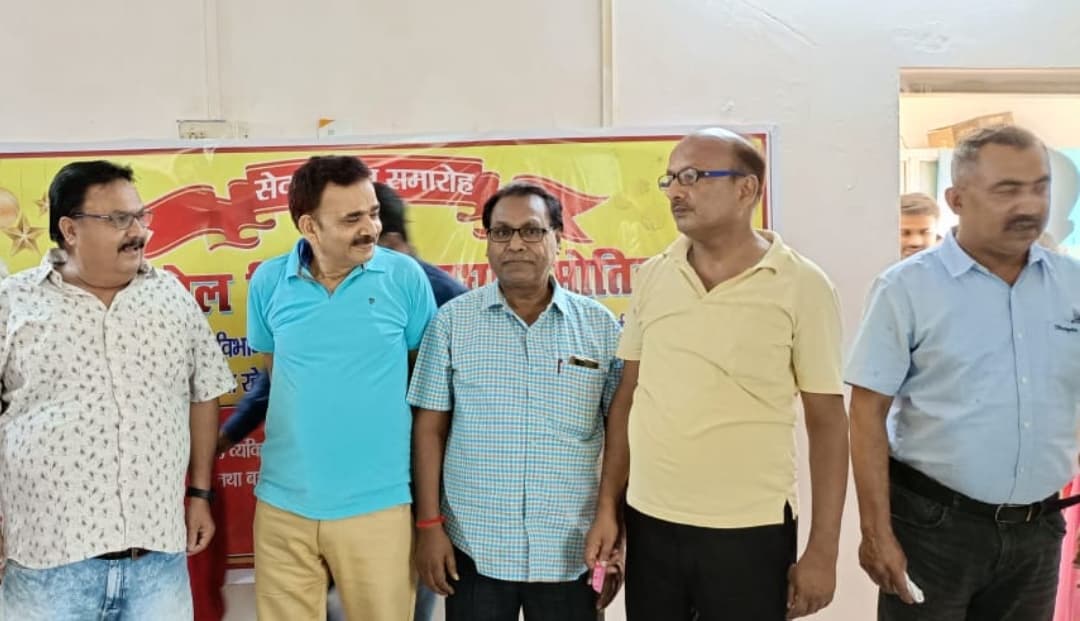 रेलवे इंजीनियरिंग विभाग के कर्मी हेमंत को दी गयी सेवानिवृत्ति