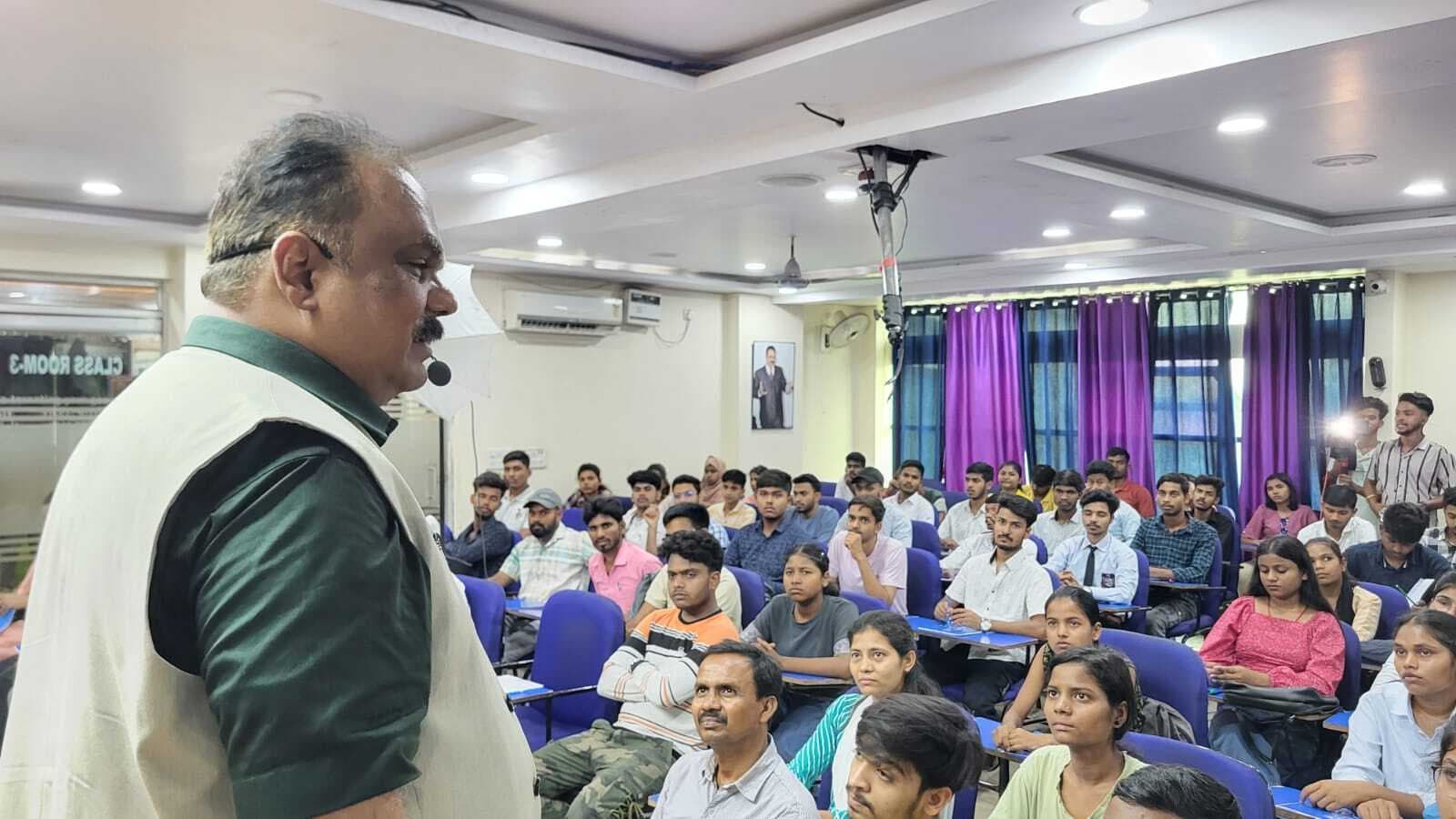 लगातार अभ्यास से मंजिल पाना होगा आसान : एके मिश्रा