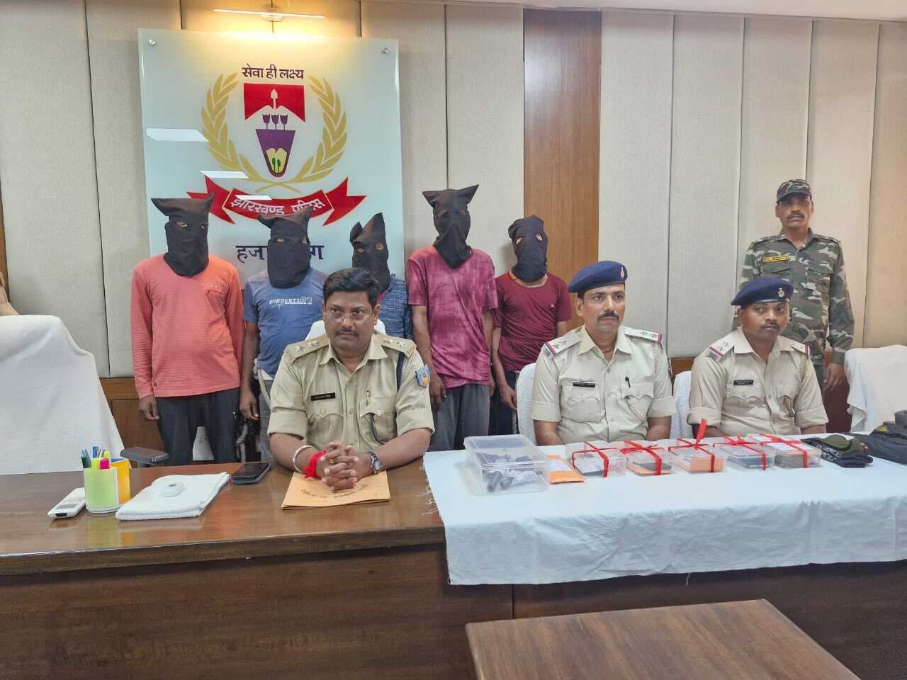 लेवी और रंगदारी के लिए 11 ट्रैक्टर जलानेवाले पांच अपराधी गिरफ्तार