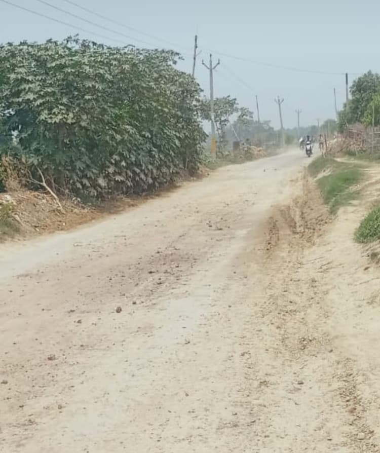 बरसात से पहले ही बनने लगे हैं गड्ढे