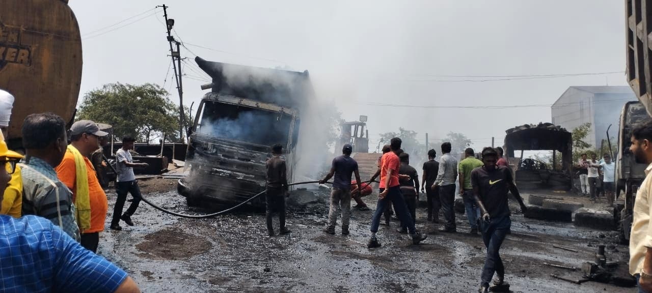 - ब्लॉक दो ओसीपी में खड़े दो टिपर में स्वत: आग भड़की, जलकर खाक