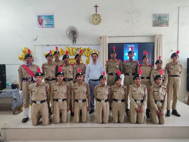 संत कोलंबा में सीनियर एनसीसी कैडेट्स को दी विदाई