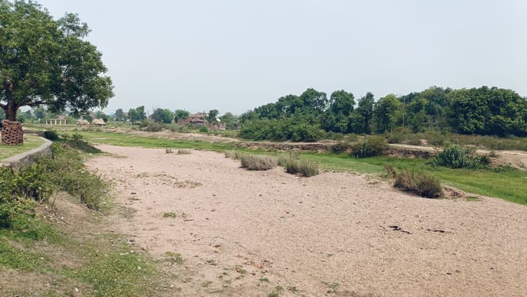 कभी 12 महीने पानी से लबालब रहने वाली नदियों में एक बूंद भी पानी नहीं