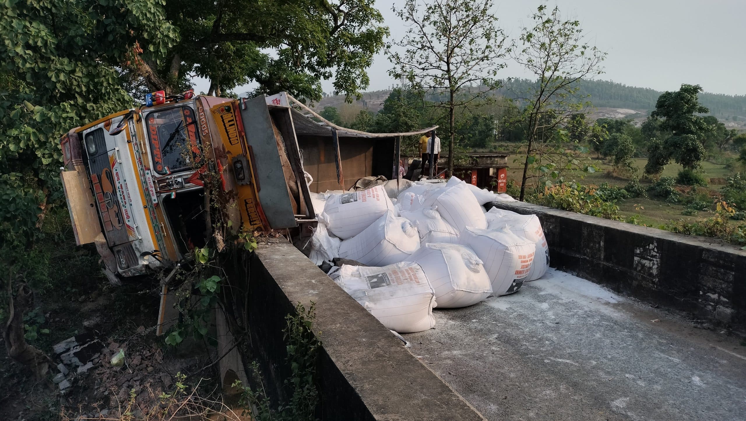 रांची-पुरुलिया मार्ग पर ट्रक पलटा, दो घायल