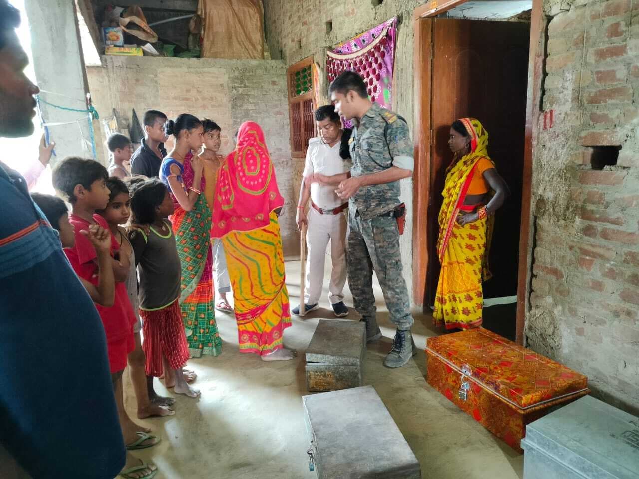 एक ही मुहल्ले के तीन घरों में एक साथ लाखों की चोरी