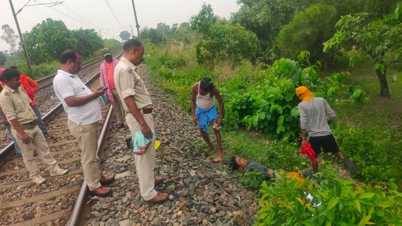 रेलवे ट्रैक के पास अज्ञात महिला का मिला क्षत-विक्षत शव रेलवे ट्रैक के पास अज्ञात महिला का मिला क्षत-विक्षत शव